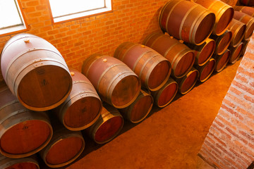 toneis de vinho em vinícola do Chile