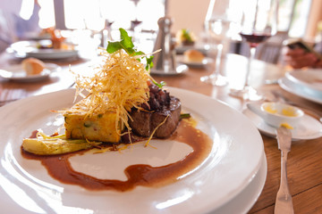Prato de filet com beterraba em hotel no Chile