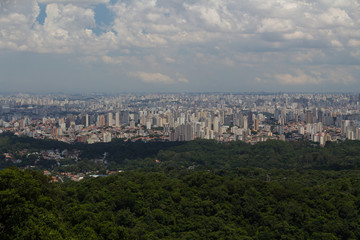 Vista em zoom de São Paulo da Pedra Grande