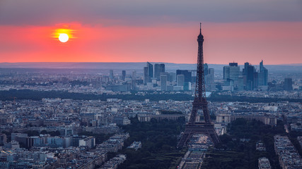 Obraz premium Panoramic aerial view of Paris, Eiffel Tower and La Defense business district. Aerial view of Paris at sunset. Panoramic view of Paris skyline with Eiffel Tower and La Defense. Paris, France.