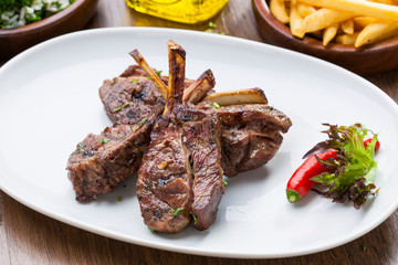 churrasco de carré de cordeiro com acompanhamentos