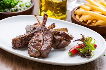 churrasco de carré de cordeiro com acompanhamentos