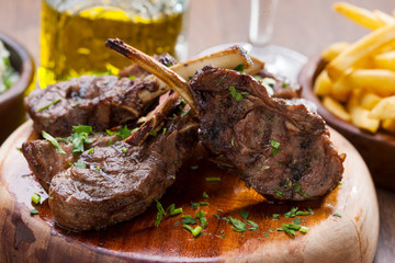 churrasco de carré de cordeiro com acompanhamentos