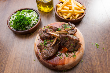 churrasco de carré de cordeiro com acompanhamentos