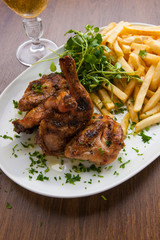 churrasco de frango com batatas fritas