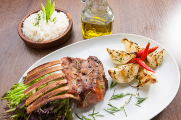 churrasco de carré de cordeiro com acompanhamentos