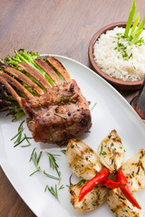 churrasco de carré de cordeiro com acompanhamentos