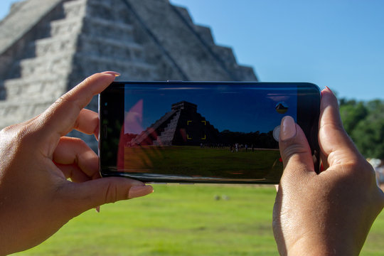  feminine hands with mobile phone while looking at the photo de chichenitza