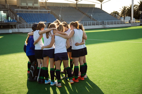Female hockey players preparing match on the field - Powered by Adobe
