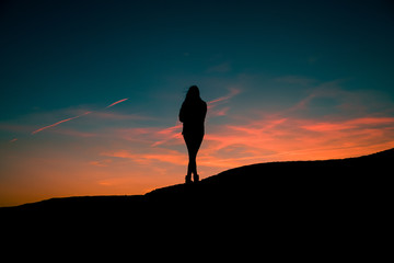 Joven mujer a contraluz en un atardecer de otoño