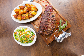 churrasco de T-bone com acompanhamentos