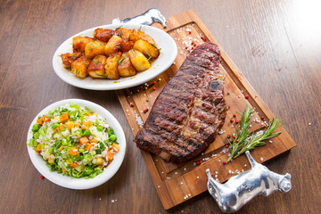 churrasco de T-bone com acompanhamentos