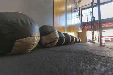 bolas de pesos na academia estilo Cross