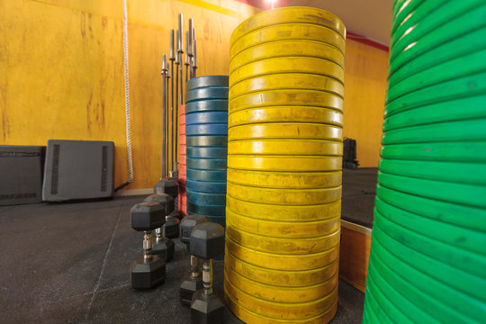 anilhas e pesos na academia estilo Cross