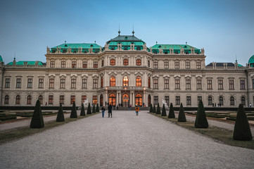 Obraz premium Upper Belvedere Palace and garden (Schloss Oberes Belvedere) in Vienna, Austria. Blue twilight sky. One of Vienna main attractions