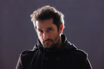 homem charmoso fazendo poses em fotos de estúdio