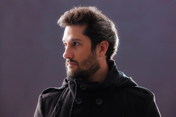 Obraz premium homem charmoso fazendo poses em fotos de estúdio
