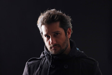 Obraz premium homem charmoso fazendo poses em fotos de estúdio