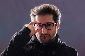 Obraz premium homem charmoso segurando óculos em fotos de estúdio