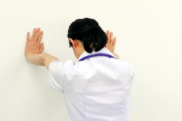 女性　医師　ドクター　病院　クリニック　白衣