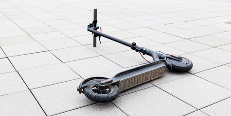 electric scooter lies on the sidewalk after accident. danger of electric mobility concept © vizualni