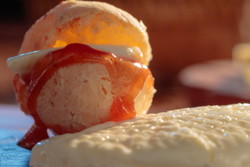 pão de queijo com goiabada e queijo da Serra da Canastra, Minas Gerais, Brasil