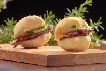 pão de queijo com carne de porco e cebola