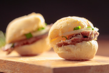 pão de queijo com carne de porco e cebola