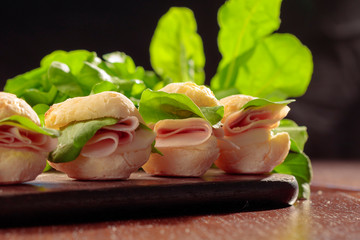 pão de queijo com recheio de peru e queijo da Serra da Canastra, Minas Gerais, Brasil