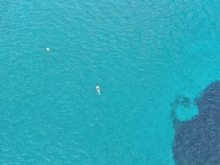 Fototapeta na wymiar hombre nadando en el mar de una playa de Mallorca concepto de vacaciones y verano