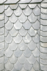 Schieferplatten an einem Schieferdach oder einer Schieferfassade als Hintergrund