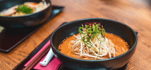 Ramen Nudeln Suppe Essen mit Chicken Hähnchen