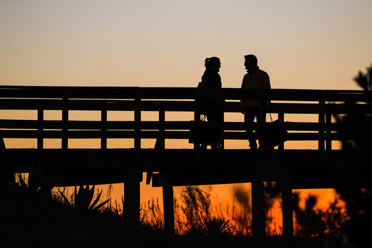 casal no deck porto de Punta del Este, Uruguai