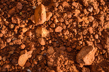 Terra laranja textura. Close-up de  solo vermelho argiloso. Rochas e pedras. © Luis Cabelos