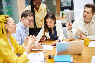 young men and woman in casual stylish clothes are enthusiastic about their company. close up photo