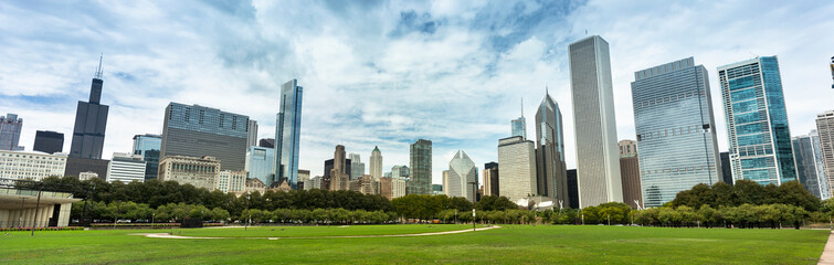 Fototapeta premium City view from Grant Park Chicago
