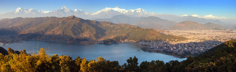 Avond panoramisch uitzicht op Annapurna en Manaslu