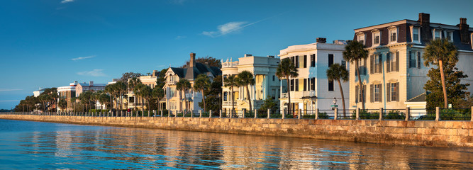 Obraz premium Charleston South Carolina panoramic row of old historic federal style houses on Battery Street USA