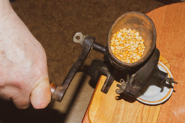 Obraz premium Grinding cereals for food. Manual kruporushka. An ancient device for chopping peas.