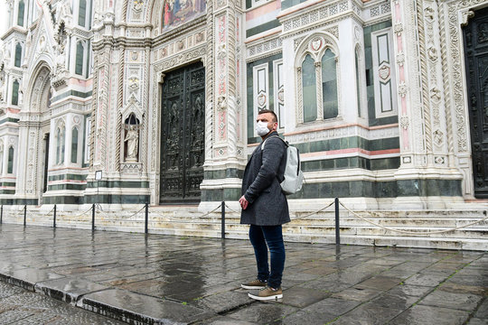 Fototapeta Coronavirus Covid-2019 in Italy. Man in a protective medical mask on a street in a city in Florence Italy. Streets and squares of Italy without tourists.