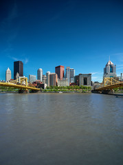 Naklejka premium Widok na panoramę miasta nad rzeką Allegheny i mostem Roberto Clemente w centrum miasta Pittsburgh, Pensylwania, USA
