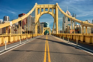 Fototapeten Verkehr und Menschen überqueren den Allegheny River auf der Roberto Clemente Bridge in der Innenstadt von Pittsburgh Pennsylvania USA © Aevan