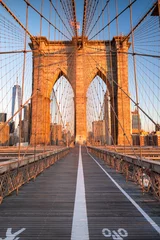 Fotobehang Voetgangerspad over de Brooklyn Bridge die Manhattan New York City verbindt over de East River © Aevan