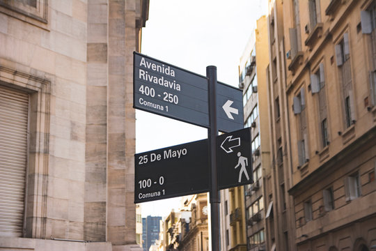 Carteles indicativos de la intersecci&oacute;n de la Avenida Rivadavia con Calle  25 de Mayo en la Ciudad de Buenos Aires, Argentina
