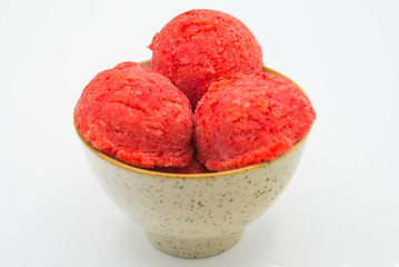 THE BEST STRAWBERRY ICE CREAM RECIPE