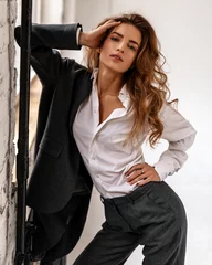 Model Beauty Portrait in der Nähe von Fenster im klassischen Anzug, weißes Hemd. Elegante, stilvolle, natürliche Frau mit schlankem Körper © Yevhen