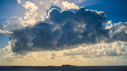 Sonne hinter den Wolken auf dem Ozean