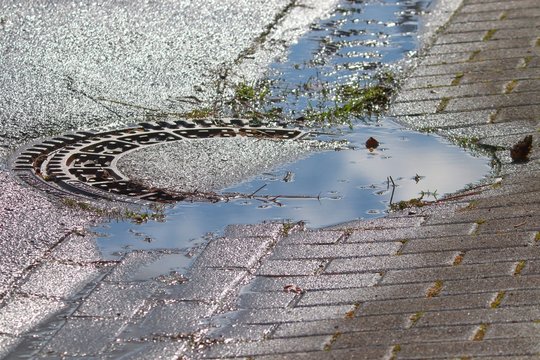 Kanakdeckel mit Wasserpf&uuml;tze