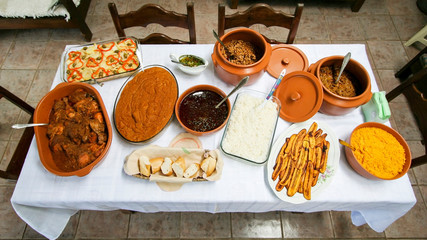 Mesa farta com comidas típicas baianas