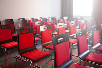 Obraz premium Interior of empty modern meetingroom. Conference room in a hotel for business training. Rows of chairs and desks. Boardroom with presentation screen and projector...
